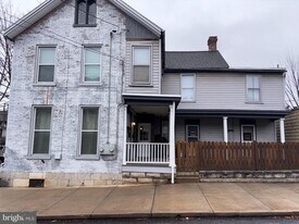 121 E Washington St in Chambersburg, PA - Building Photo