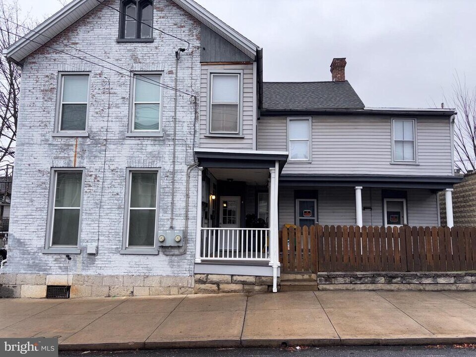 121 E Washington St in Chambersburg, PA - Building Photo