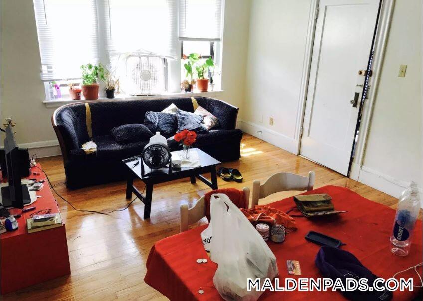 349 Pleasant St, Unit A2-5 in Malden, MA - Foto de edificio