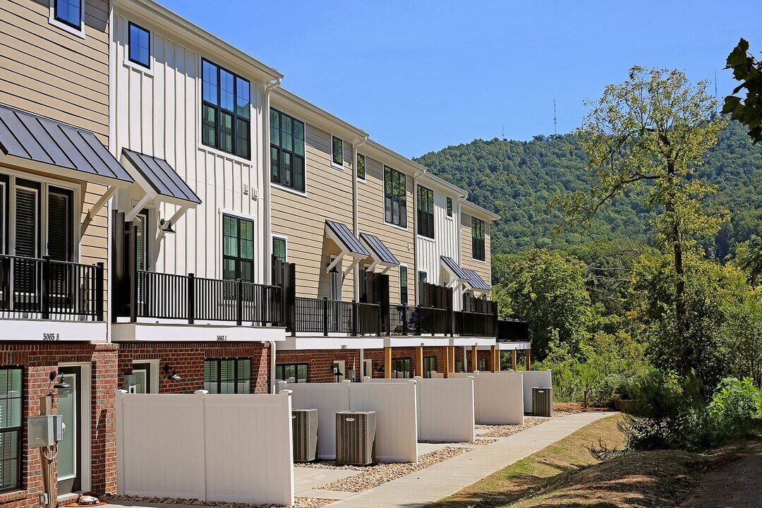 5055 Mary Jackson Ct in Lake Monticello, VA - Building Photo