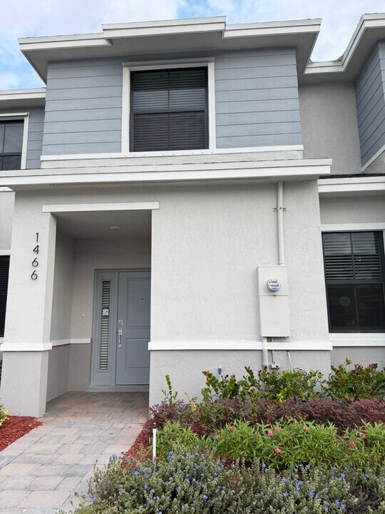 1466 NE 3rd Ave in Florida City, FL - Foto de edificio