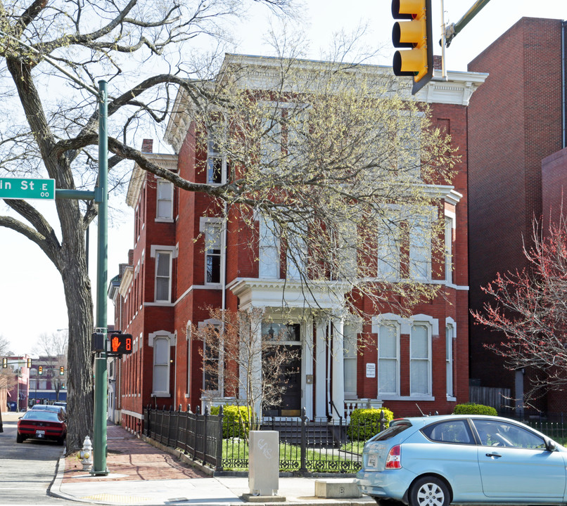 2 E Franklin St in Richmond, VA - Building Photo