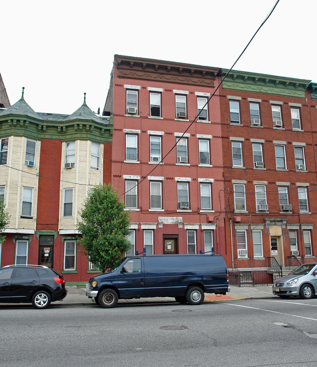 2813 Palisade Ave in Weehawken, NJ - Building Photo