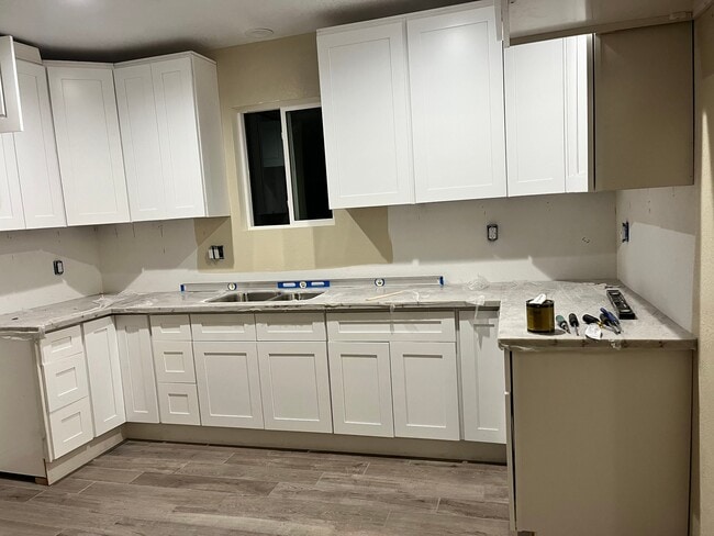 2525 N Sierra Way in San Bernardino, CA - Foto de edificio - Building Photo