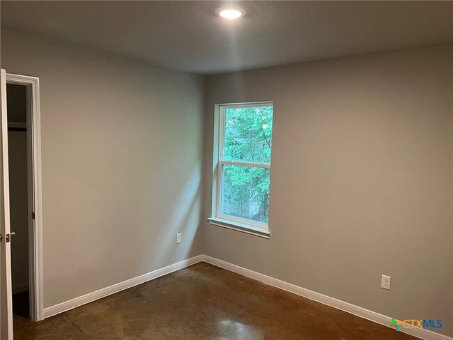 property at 117 E Valley Rd