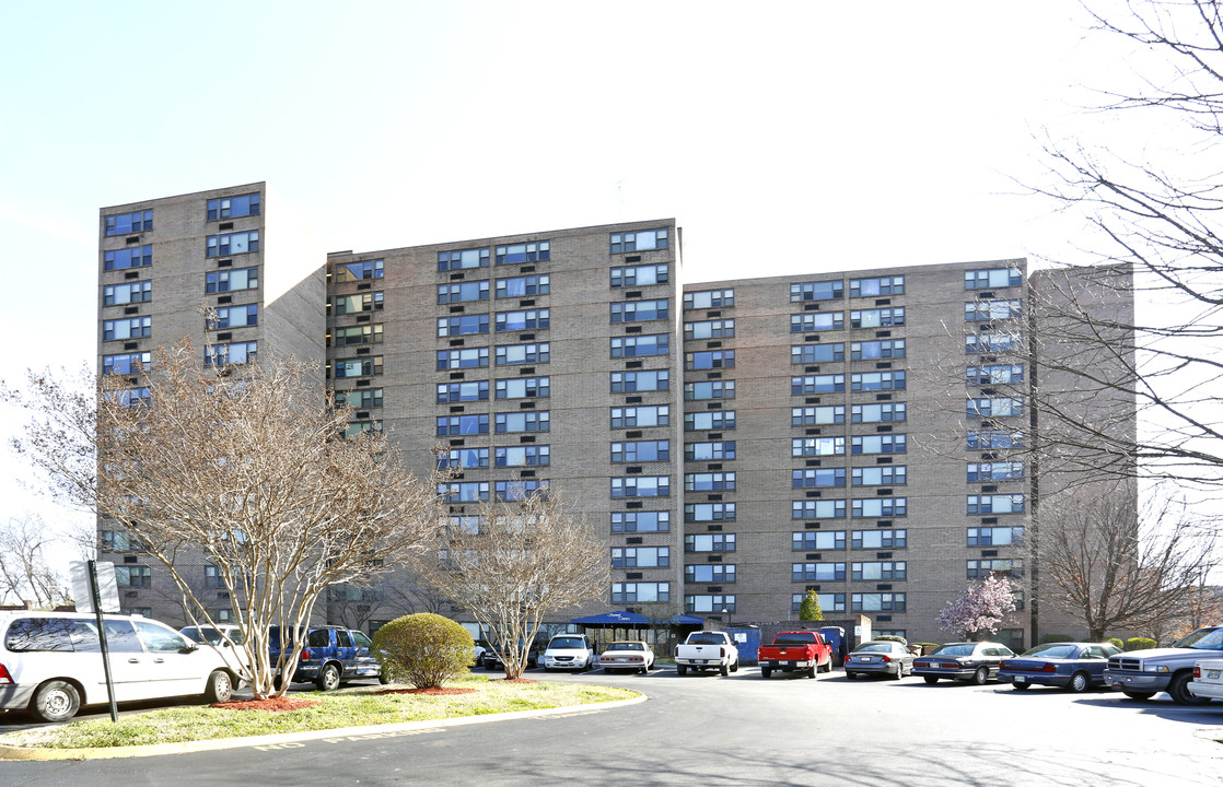 Summit Towers in Knoxville, TN - Foto de edificio