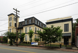 Washington Plaza Apartments in Richmond, VA - Building Photo - Building Photo