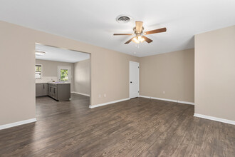 412 Brookside Dr W in Bryan, TX - Building Photo - Building Photo
