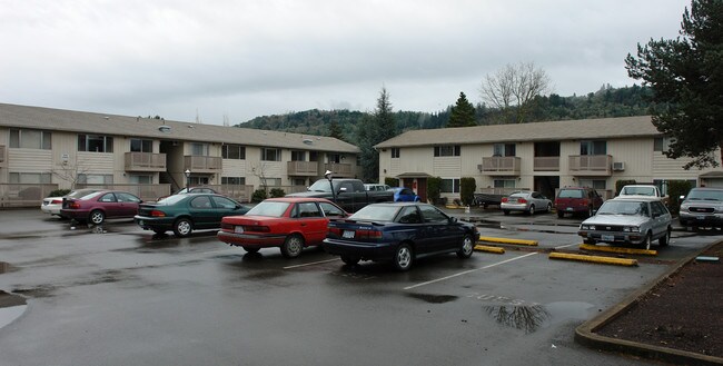 555 W Agee St in Roseburg, OR - Foto de edificio - Building Photo