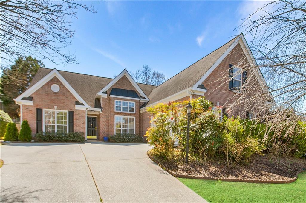 377 Canterbury Pl Dr in Suwanee, GA - Foto de edificio