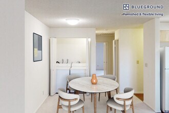 400 Appian Way in Pomona, CA - Foto de edificio - Building Photo