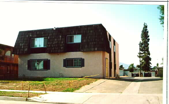 16170 Whittram Ct in Fontana, CA - Foto de edificio