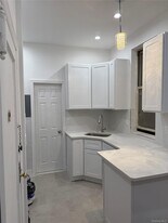 238-05 Braddock Ave in Queens, NY - Building Photo