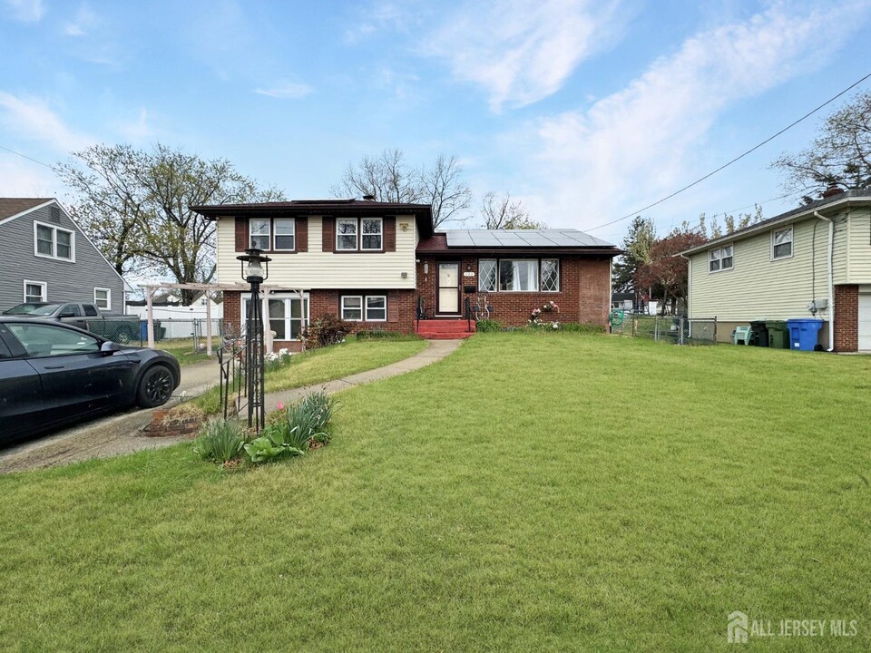 124 Oakdale Rd in Cherry Hill Township, NJ - Building Photo