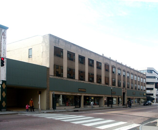 Brown Building Student Living in Waterbury, CT - Building Photo - Building Photo