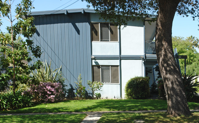 1295 Hudson Ave in Pasadena, CA - Foto de edificio - Building Photo