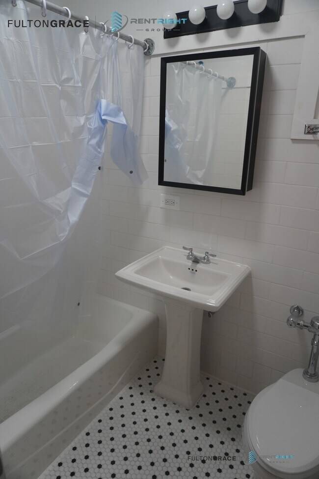 property at 1712 W Albion Ave