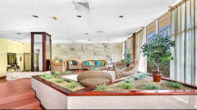 4675 W 18th Ct, Unit 1009 in Hialeah, FL - Foto de edificio - Building Photo