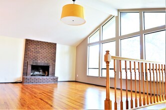 15115 SE 48th Dr in Bellevue, WA - Building Photo - Building Photo
