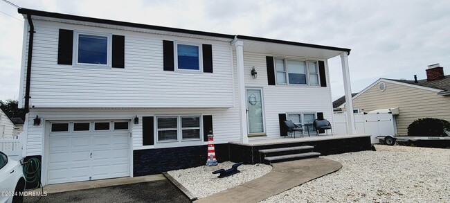 17 St Thomas Ave in Toms River, NJ - Foto de edificio - Building Photo