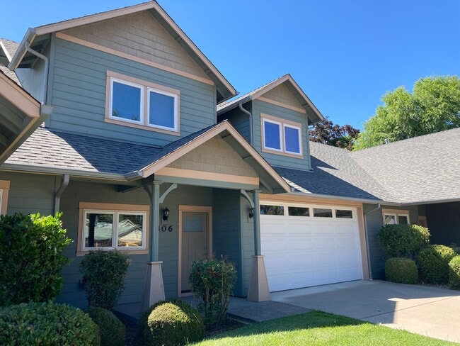 806 SW Kinsington Ct in Grants Pass, OR - Building Photo - Building Photo