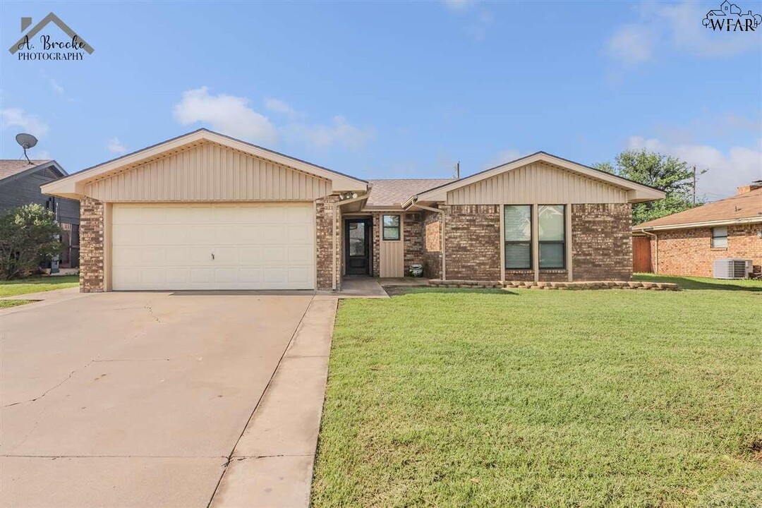 509 W Coleman Ave in Iowa Park, TX - Building Photo