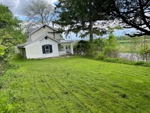 1069 Ellis Hollow Rd in Ithaca, NY - Foto de edificio - Building Photo