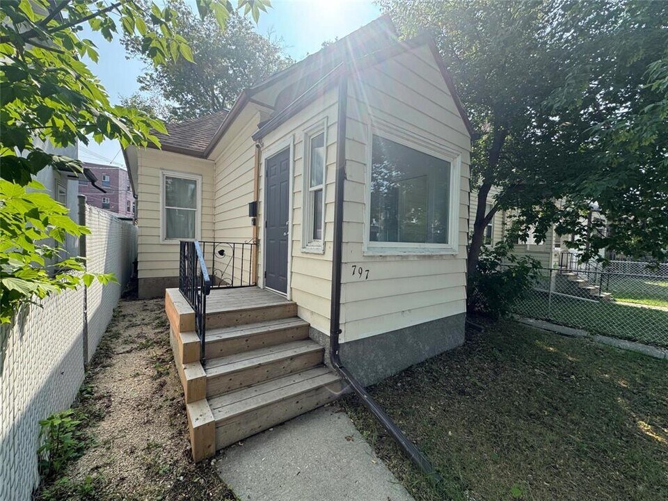 797 Simcoe St in Winnipeg, MB - Building Photo