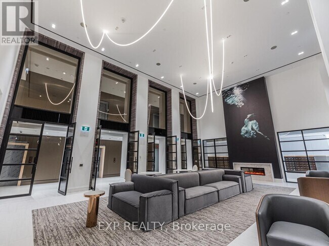 39-339 Roehampton Ave in Toronto, ON - Building Photo - Building Photo
