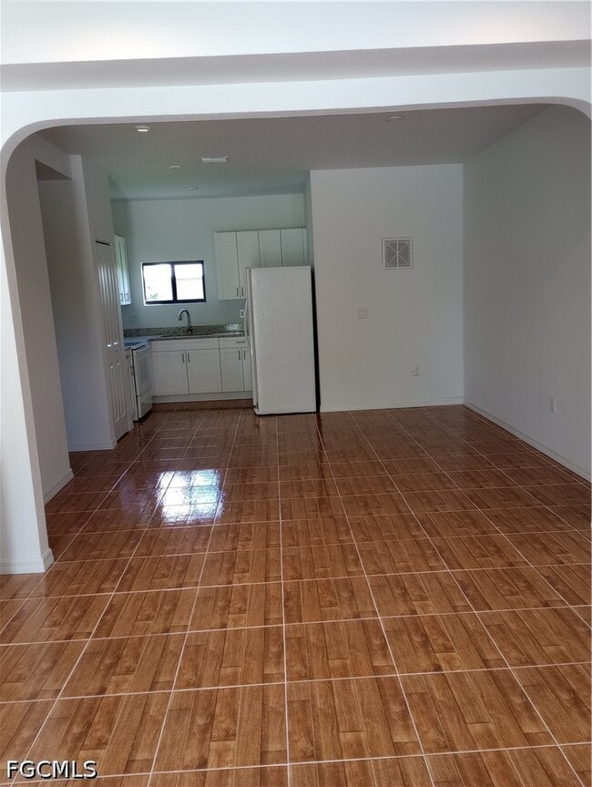 423 Canyon Dr S in Lehigh Acres, FL - Building Photo - Building Photo