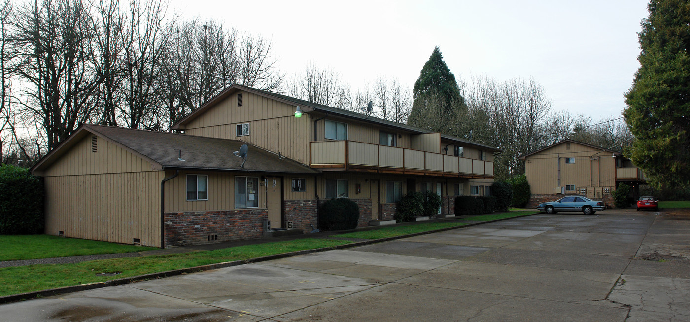 Coburg Manor in Eugene, OR - Building Photo