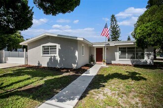 4602 W Hawthorne Rd in Tampa, FL - Building Photo - Building Photo