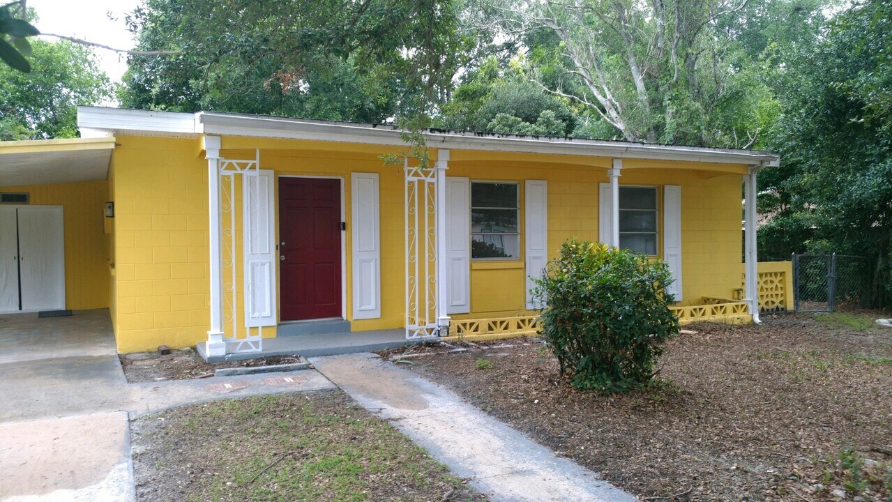 1168 Penfield Ave in Deltona, FL - Building Photo