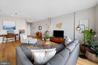 100 Harborview Dr in Baltimore, MD - Building Photo - Building Photo