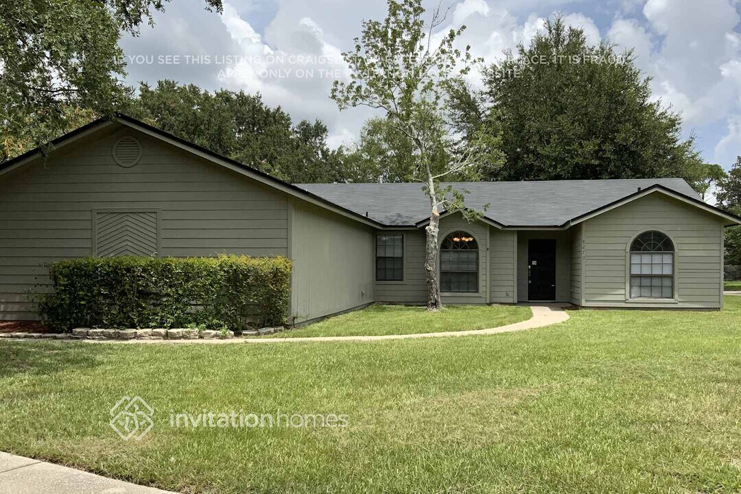 8270 Hamden Cir E in Jacksonville, FL - Foto de edificio