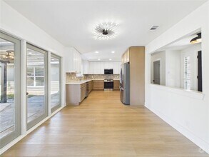 9400 Longvale Dr in Austin, TX - Building Photo - Building Photo