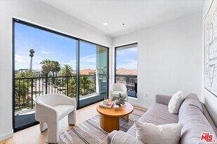 904 S New Hampshire Ave in Los Angeles, CA - Building Photo