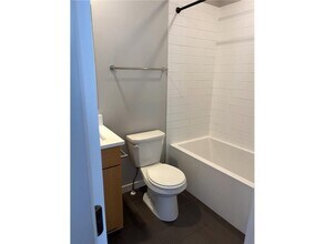 1610 W Lake St in Minneapolis, MN - Building Photo - Building Photo