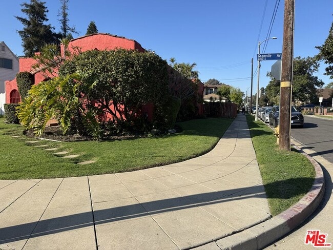 2437 Granville Ave in Los Angeles, CA - Building Photo - Building Photo