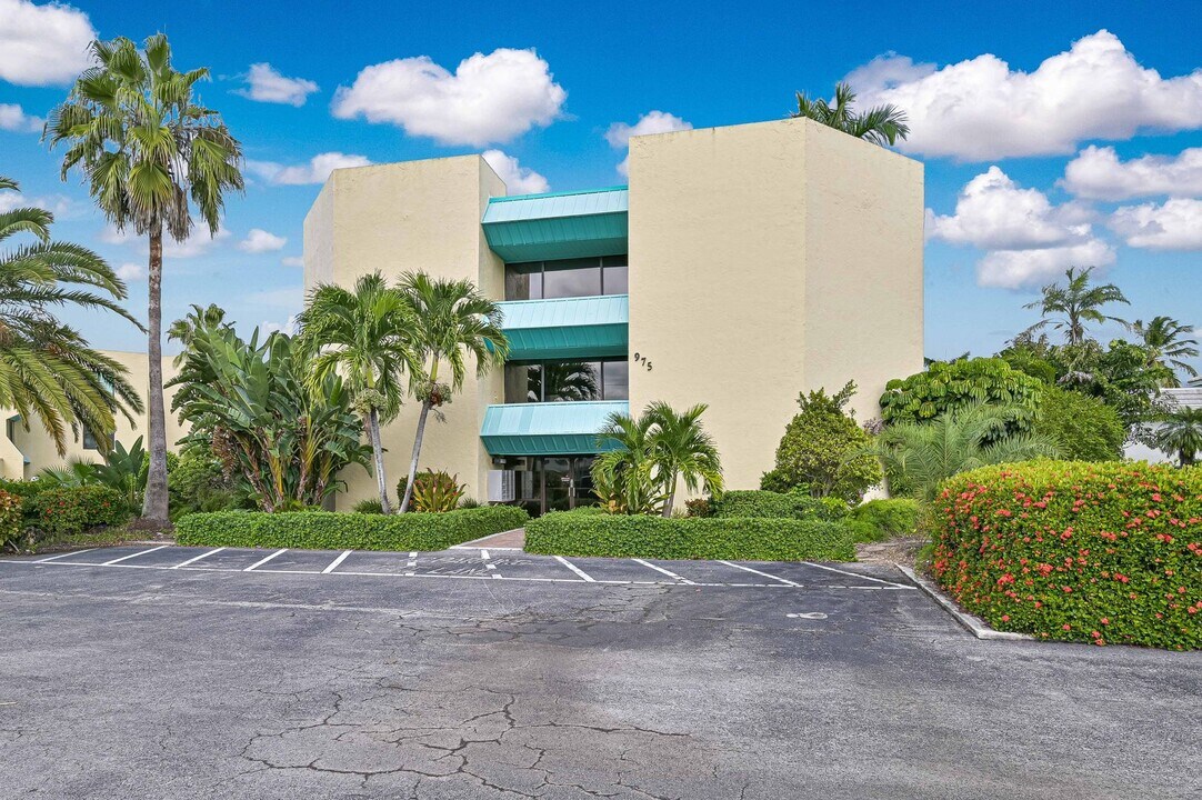 975 Palm View Dr in Naples, FL - Building Photo