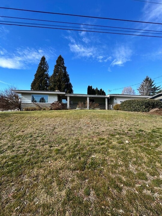 772 N Keller Ave in East Wenatchee, WA - Building Photo