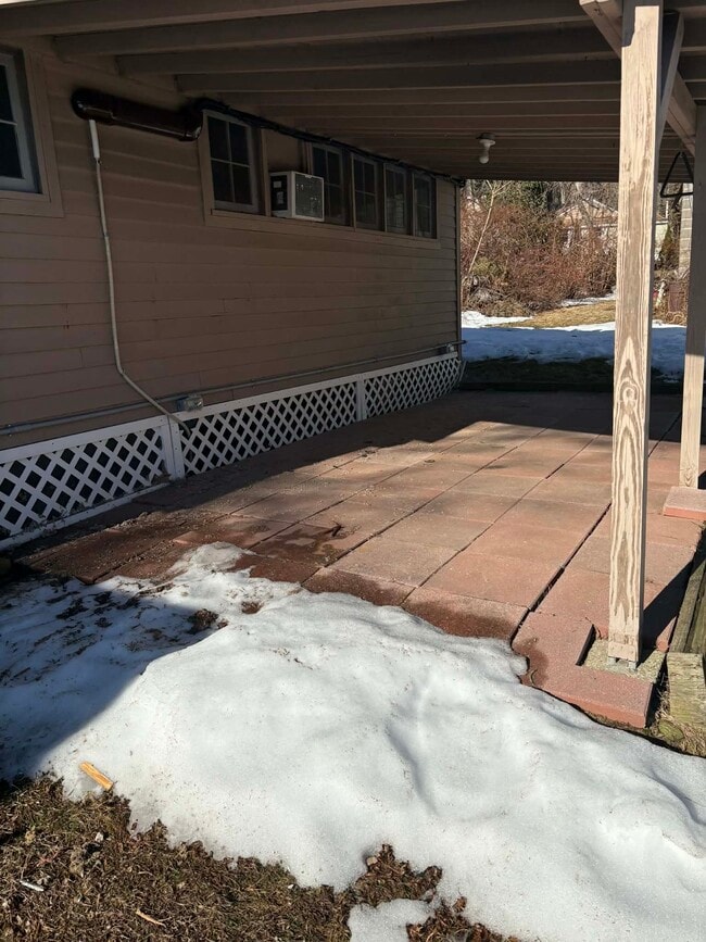 11 West St in East Hampton, CT - Foto de edificio - Building Photo