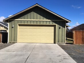 3059 Yellow Ribbon Drive in Bend, OR - Building Photo - Building Photo