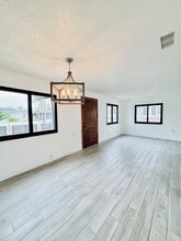 525 Sycamore Pl in Inglewood, CA - Building Photo - Building Photo