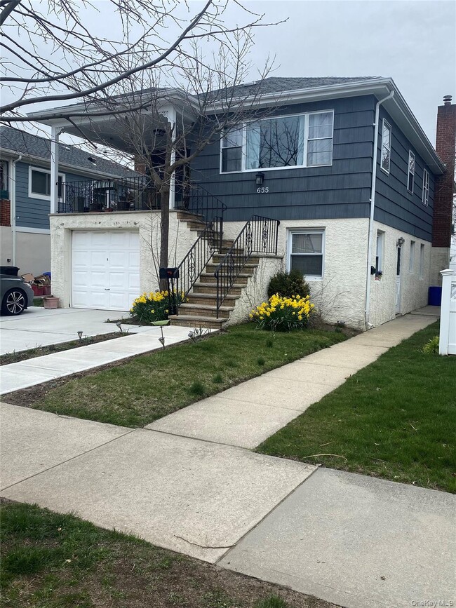 property at 655 E Walnut St