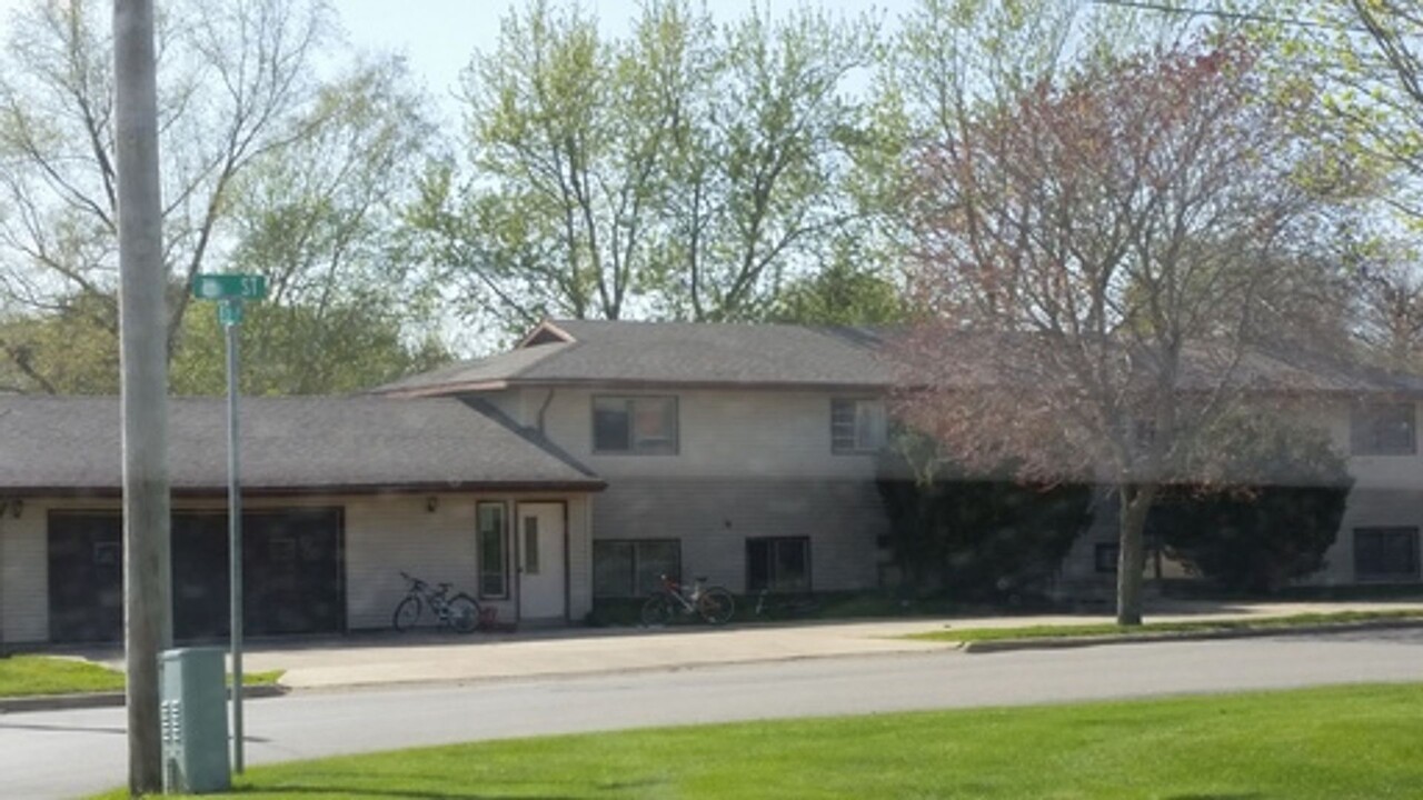 905 1st St in Grundy Center, IA - Building Photo