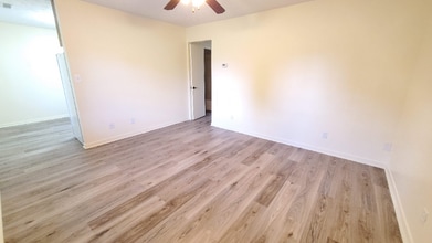 210 Bolton Cir in Harrogate, TN - Foto de edificio - Building Photo