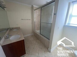 6947 N Oakley Ave in Chicago, IL - Building Photo - Building Photo