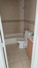 606 Phippen Waiters Rd in Dania Beach, FL - Building Photo - Building Photo