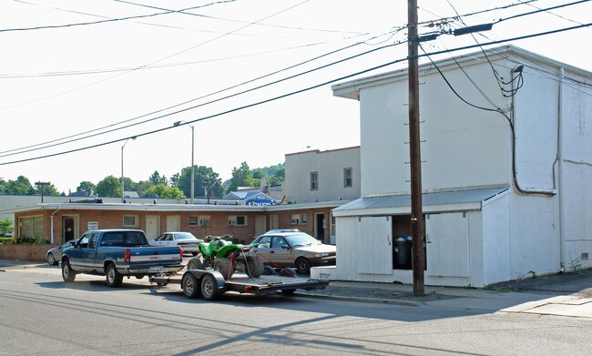 Town House Motel in Endicott, NY - Building Photo - Building Photo